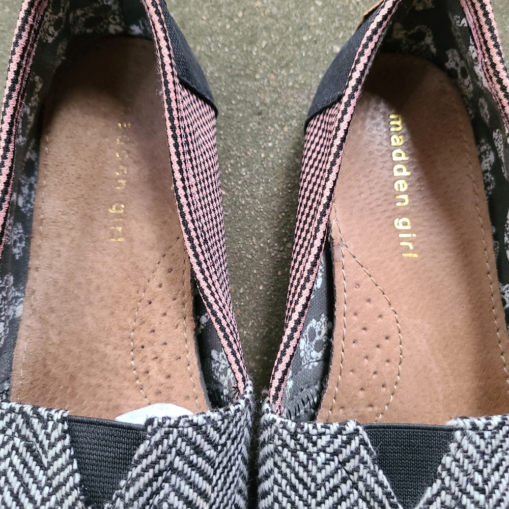 Madden Girl Gloriee Flat Peace Love Shoes Slip Ons Size 9 - Picture 10 of 14